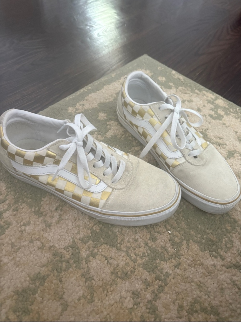 Vans Checkerboard Low-Top Sneakers in White and Gold suede women’s sz 8